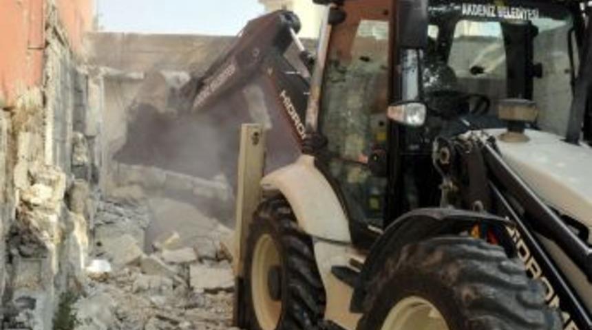 Akdeniz&rsquo;de metruk binalara ge&ccedil;it yok