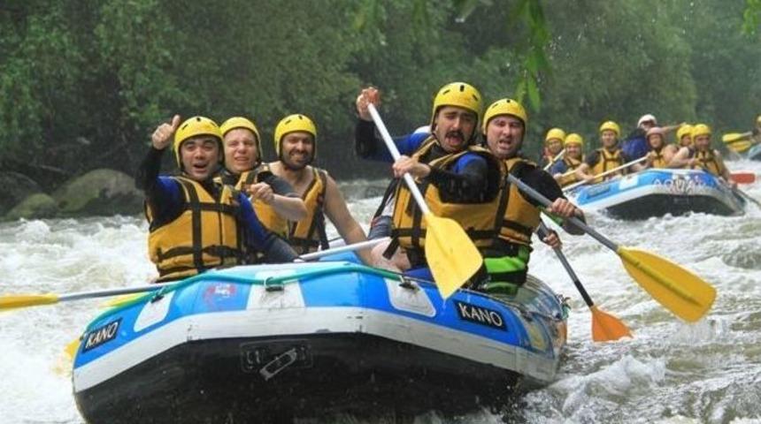 İş Adamları Raftingle Stres Attı