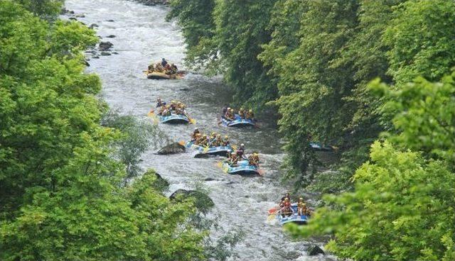 İş Adamları Raftingle Stres Attı 1
