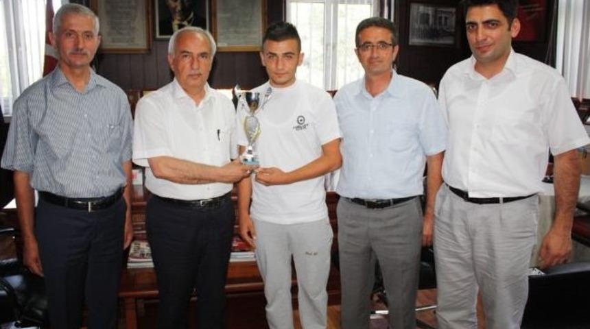 Hokey&rsquo;de Başarı G&ouml;steren &Ouml;ğrencilere Kitap Hediyesi