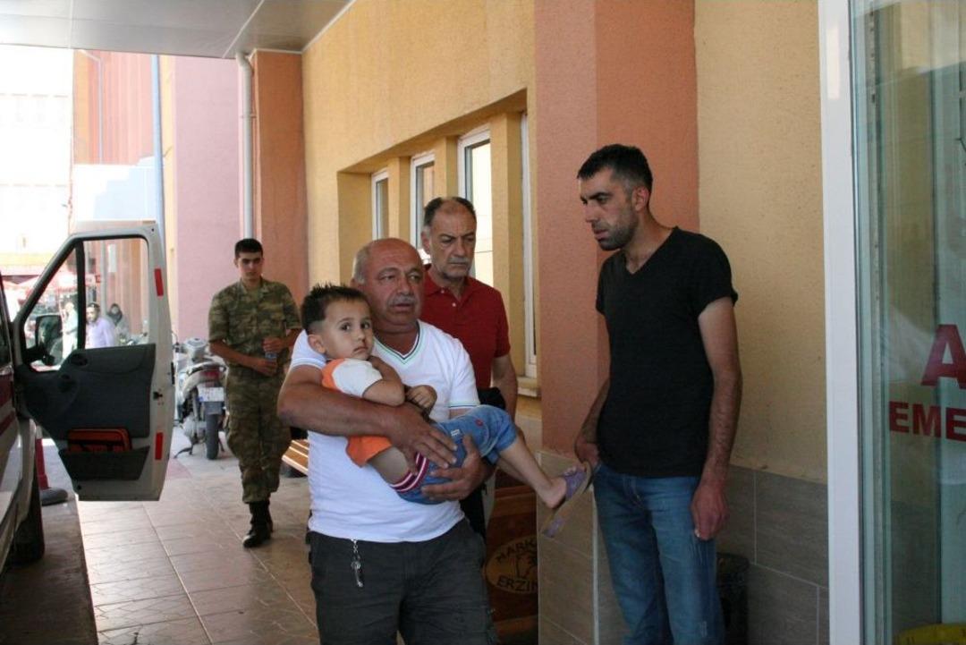 D&uuml;ğ&uuml;ne Giden Minib&uuml;s Erzincan'da Şarampole U&ccedil;tu: 11 Yaralı