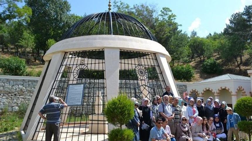 Ey&uuml;p Kız Anadolu Lisesi &Ouml;ğrencileri, Atıf Hoca Anıt Mezarı'nı Ziyaret Etti