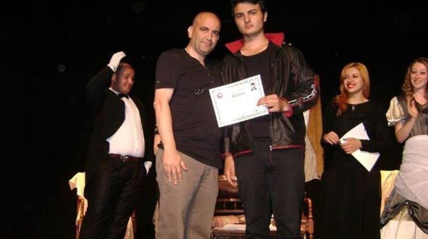 Sahnede Mezun Oldular