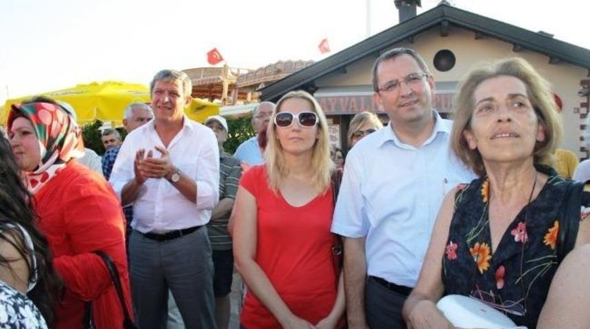 Ayvalık&rsquo;ta Gezi Parkı Tepkileri S&uuml;r&uuml;yor
