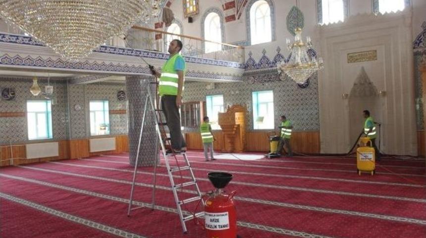 Paland&ouml;ken Belediyesi'nden Camilerde Ramazan Temizliği