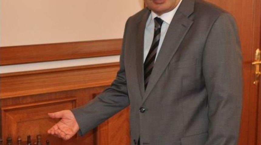 Tsf, Vali Şahin&rsquo;e Satran&ccedil; Masası Hediye Etti