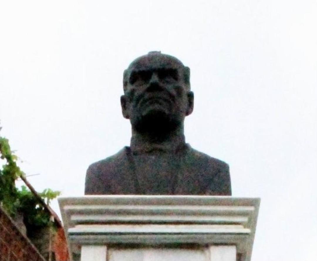 Atat&uuml;rk&rsquo;&uuml;n Yaşarken Hediye Ettiği Kendi B&uuml;st&uuml; Korunuyor