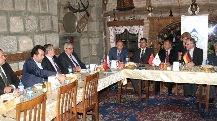 Etso, B&uuml;y&uuml;kel&ccedil;i Pohl&rsquo;&uuml; Konuk Etti