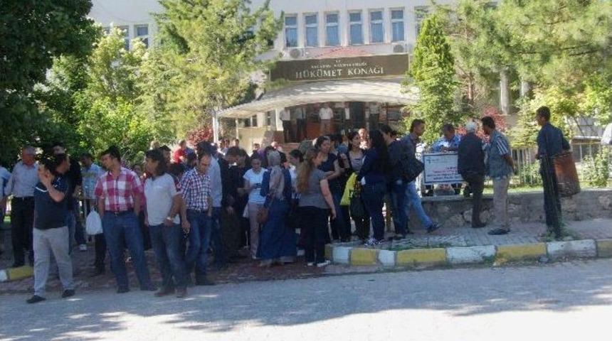 İl&ccedil;eye Belediye Otob&uuml;s&uuml;n&uuml;n Seferleri Başlatması Protesto Edildi