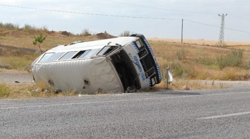 Afyonkarahisar&rsquo;da Tır'la Minib&uuml;s &Ccedil;arpıştı: 4 &Ouml;l&uuml;