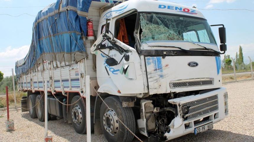 İş&ccedil;i Servisi TIR'la &Ccedil;arpıştı: 4 &Ouml;l&uuml;, 18 Yaralı