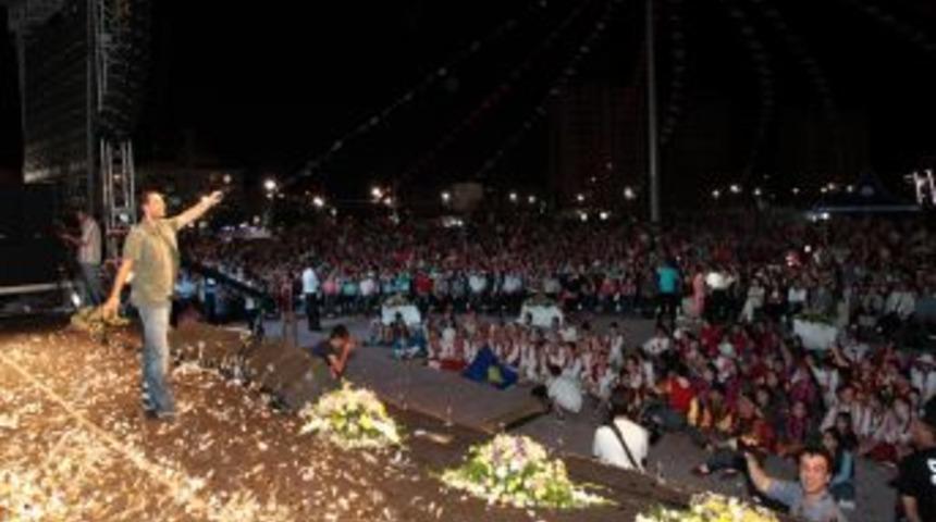 Uluslararası Folklor Festivalinin Ilk G&uuml;n&uuml;nde Rafet El Roman Sahne Aldı