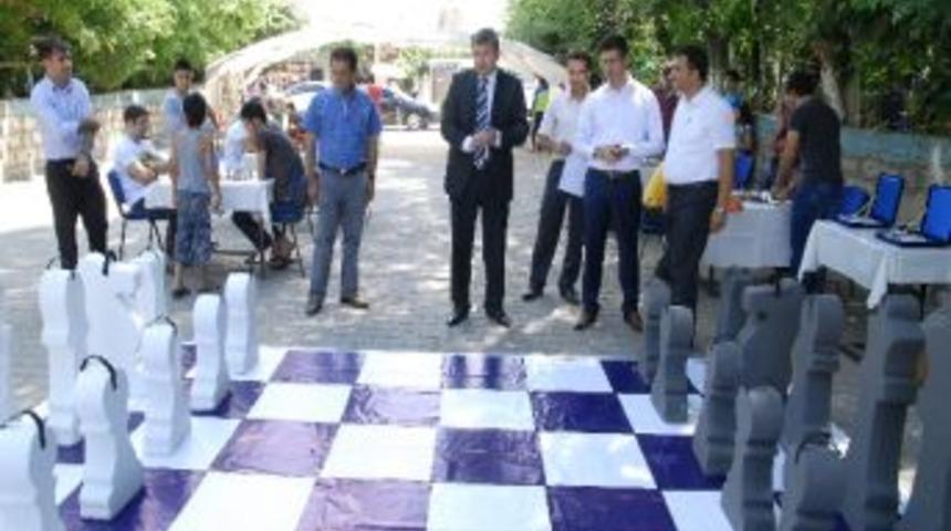 Meydanda Satran&ccedil; Turnuvası
