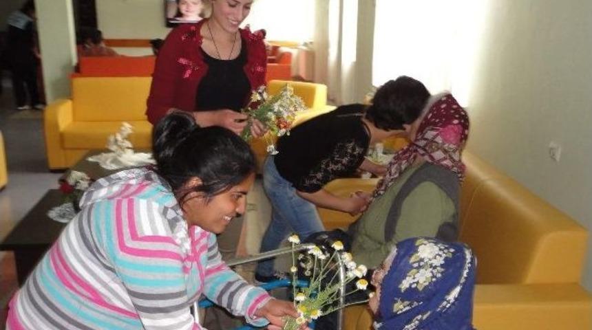 Sevgi Evlerinde Kalan &Ouml;ğrenciler Topladıkları &Ccedil;i&ccedil;ekleri Yaşlılara Verdi