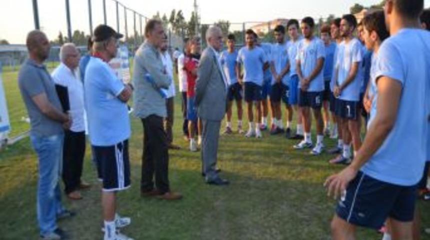 Demirspor Başkanı Tuncel, Gen&ccedil; Oyuncuların Antrenmanını Izledi