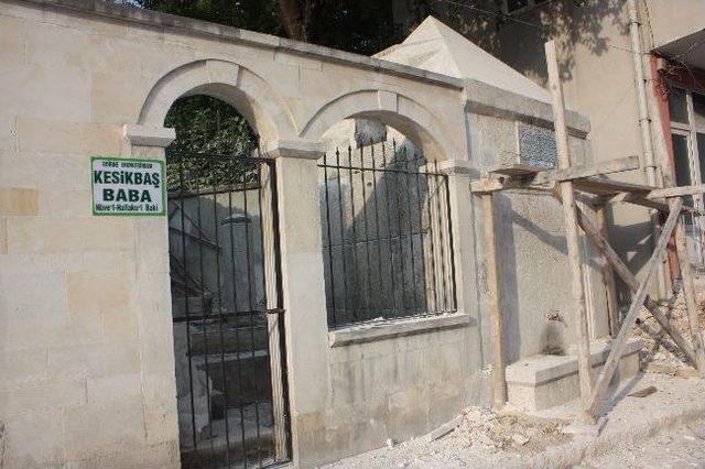 Vali Duruer Çeşme Restorasyonunu Yerinde İnceledi