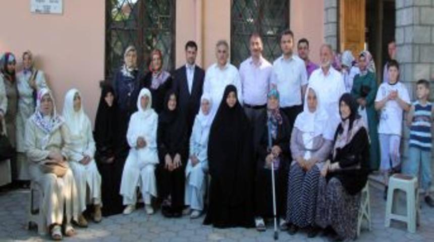 Belediye, 10 &Ccedil;ocuğu Olan Anneleri Umreye G&ouml;nderdi