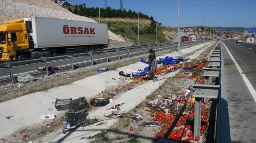 Domates Y&uuml;kl&uuml; Kamyon Devrildi, 1 Yaralı