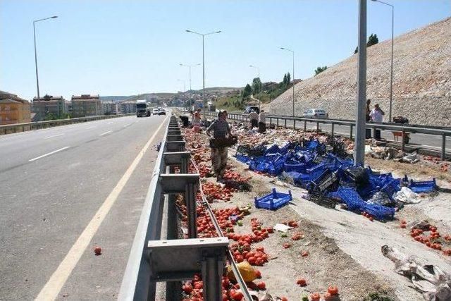 Domates Yüklü Kamyon Devrildi, 1 Yaralı