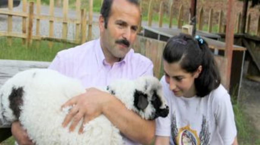 Karne Hediyesi Olarak Kızına Kuzu Aldı