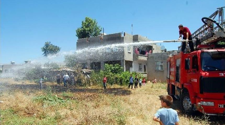 Mahalle İ&ccedil;indeki Otluk Alan Yandı