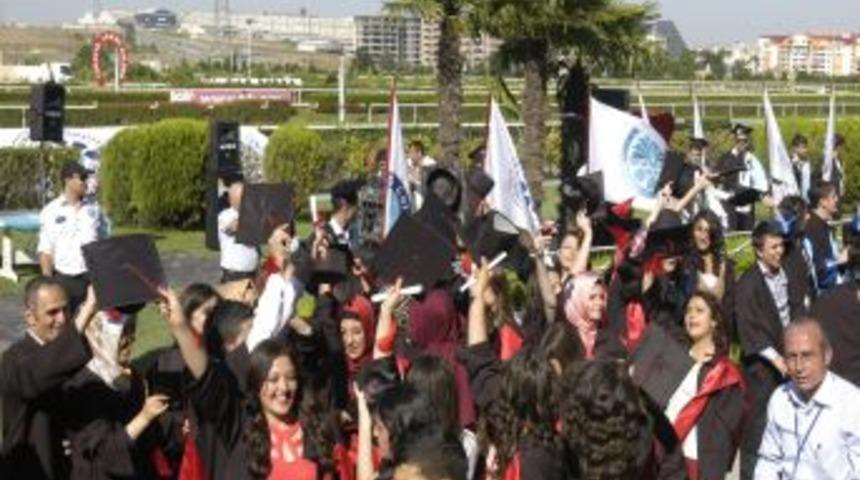 Uludağ &Uuml;niversitesi Meslek Y&uuml;ksekokulu&rsquo;nda Mezuniyet Sevinci