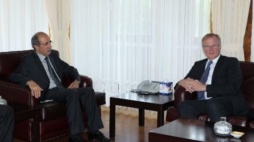 Ankara B&uuml;y&uuml;kel&ccedil;isi&rsquo;nden Atat&uuml;rk &Uuml;niversitesine Ziyaret