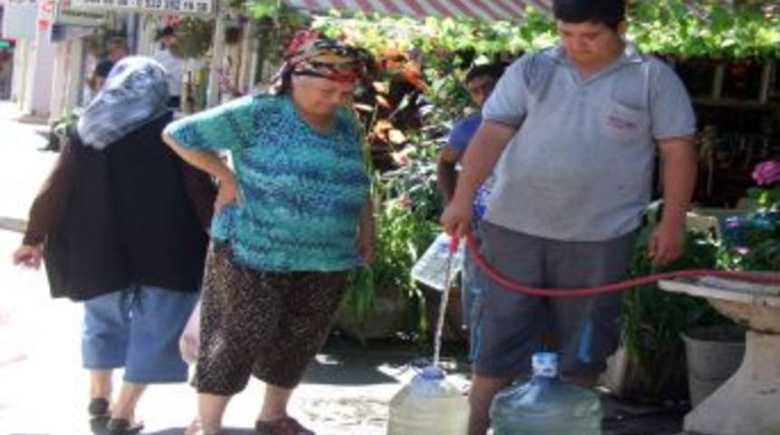 Susuz Kalan Mudanyalılar Çeşmelere Akın Etti