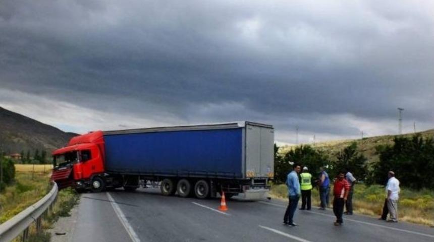 Ulukışla'da Tır Kazası Trafiği Aksattı