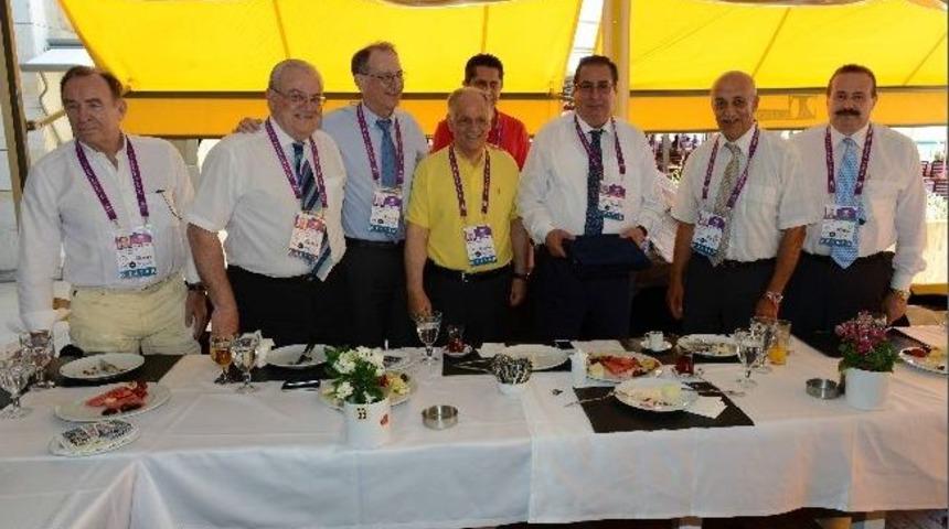 Addadi'den Başkan &Ouml;zcan'a Plaket