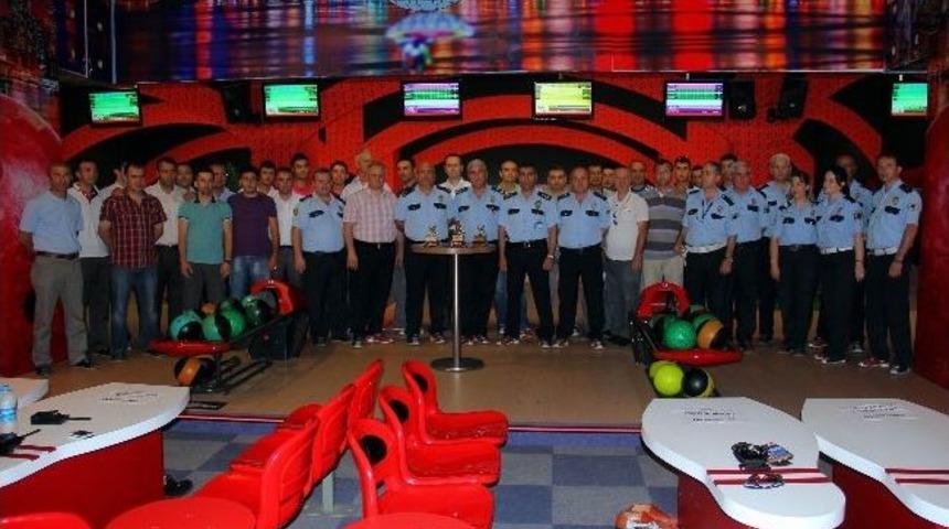 Polisler Bowling Oynayarak Moral Depoladı