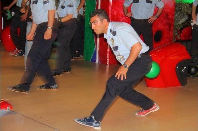 Polisler Bowling Oynayarak Moral Depoladı