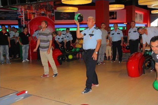 Polisler Bowling Oynayarak Moral Depoladı