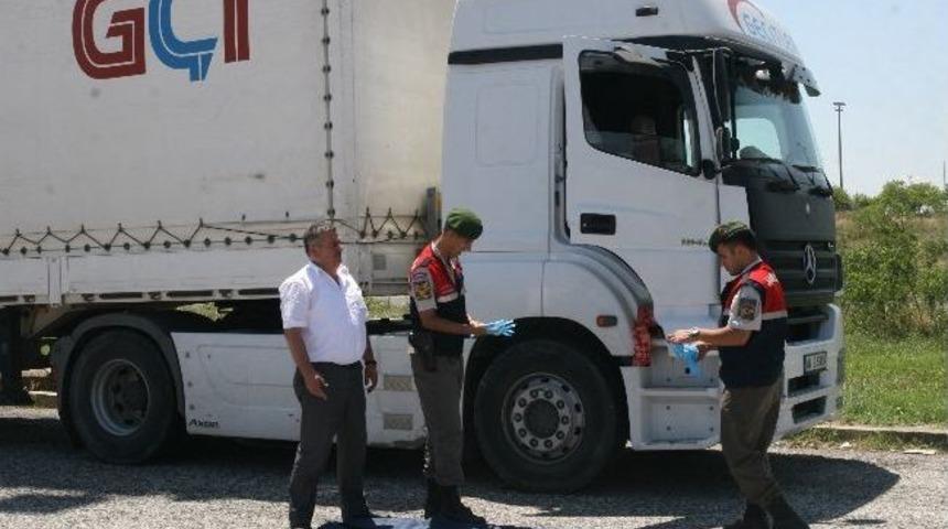 Tır S&uuml;r&uuml;c&uuml;s&uuml; Aracında &Ouml;l&uuml; Bulundu