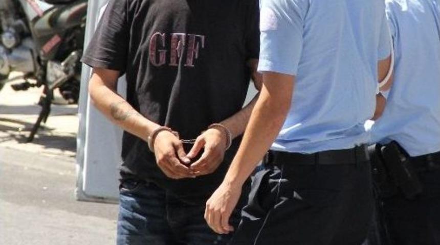 12 Aracın Lastiğini Kesip Meyve &Ccedil;aldılar