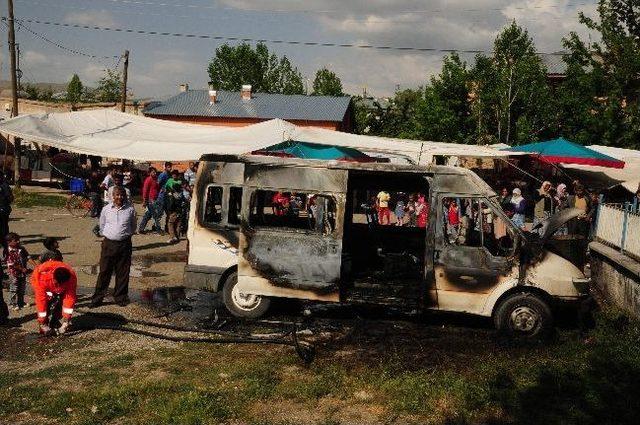 Park Halindeki Minibüs Kül Oldu