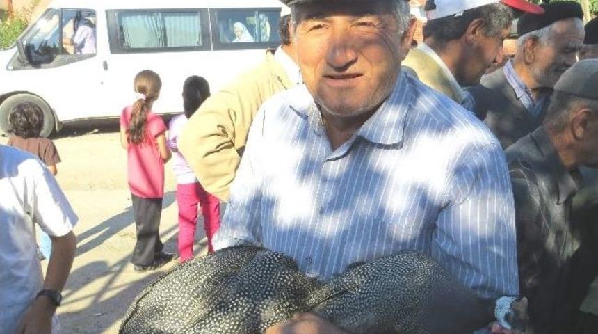 Kkka'ya Karşı 'be&ccedil;' Tavukları Dağıtıldı