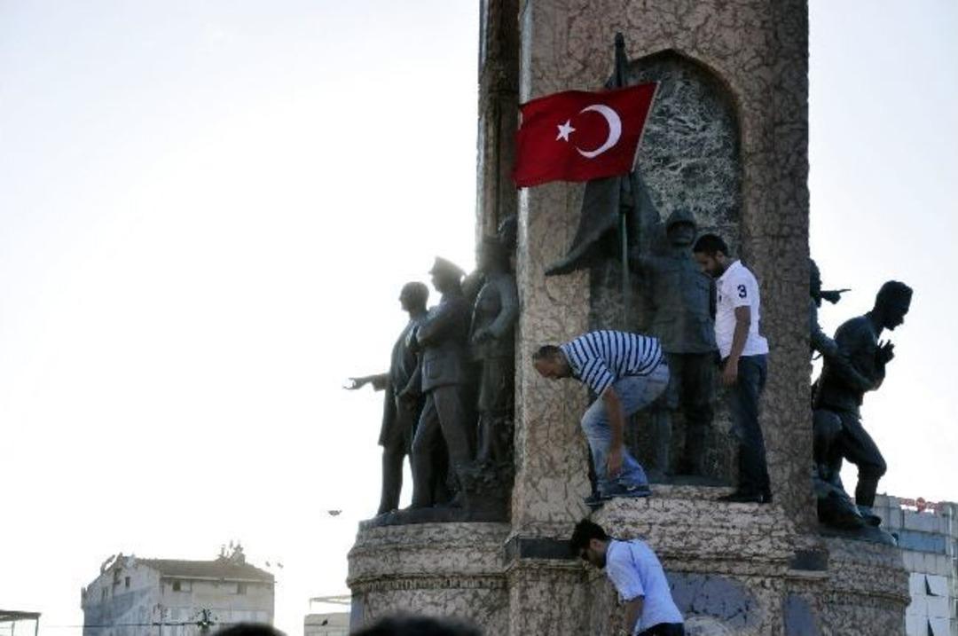 Taksim Atat&uuml;rk Anıtı'na Kendisini Zincirleyen Şahıs G&ouml;zaltına Alındı