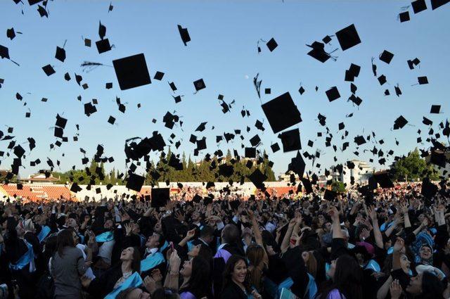 Balıkesir Üniversitesi'nde 7 Bin Öğrenci Mezuniyet Sevinci Yaşadı