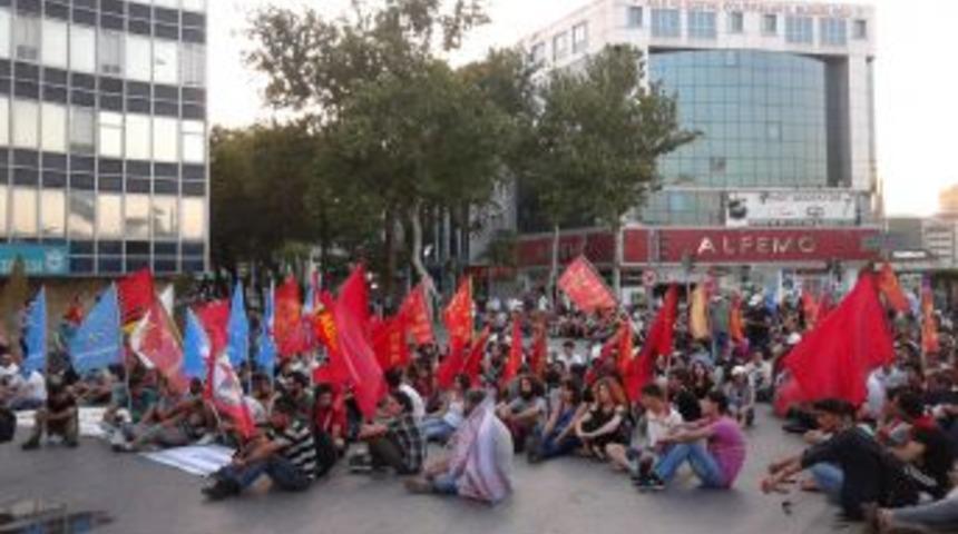 İzmir&rsquo;de Eylemciler &Ccedil;adırların Kaldırılmasını Protesto Etti