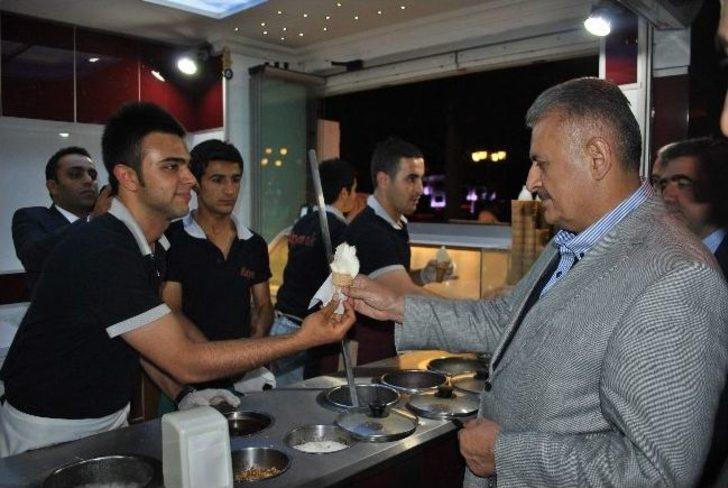 Bakan Yıldırım, “uzun İnce Bir Yoldayım”ı Söyledi G5