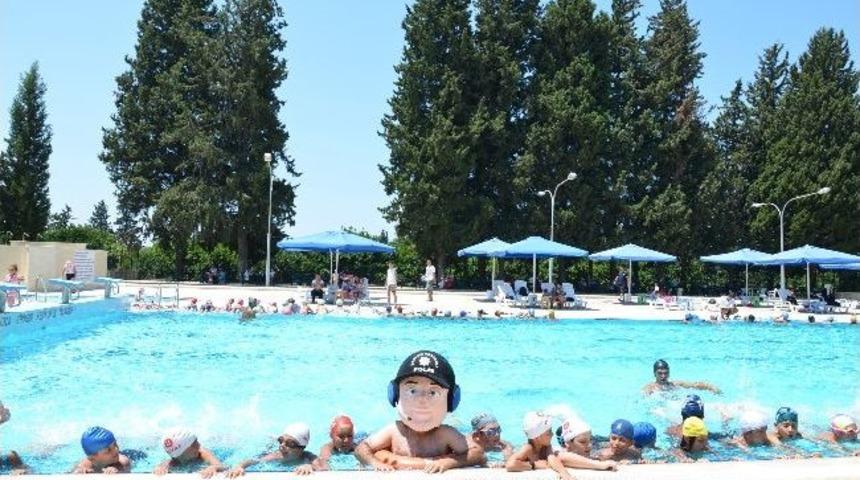 Polisten &Ccedil;ocuklara &ldquo;can Simidi&rdquo; Y&uuml;zme Kursu