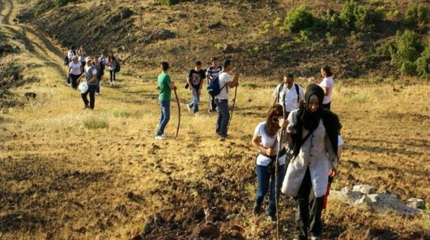Doğa Yürüyüşçüleri Divlit Yanardağına Çıktı