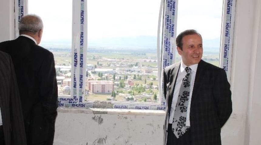 Başkan K&uuml;&ccedil;&uuml;kler Şehitler Mahallesindeki Konutları Gezdi