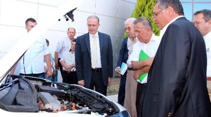 Rekt&ouml;r Birincioğlu Elektrikli Otomobil Kullandı