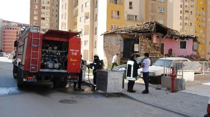 Doğanbey'de Terk Edilen Tarihi Mescitte Yangın