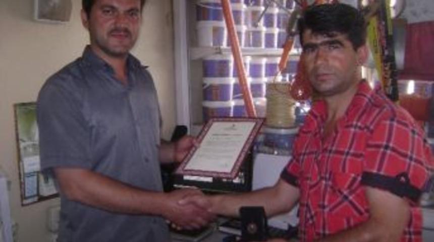 Kan Verdi, Madalya Aldı