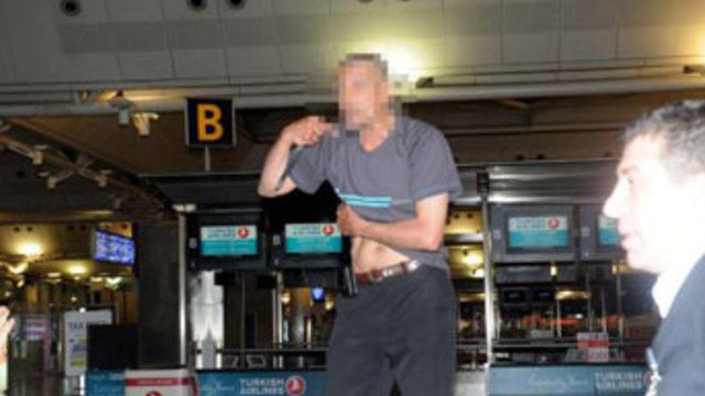 Elindeki bıçakla havalimanını karıştırdı