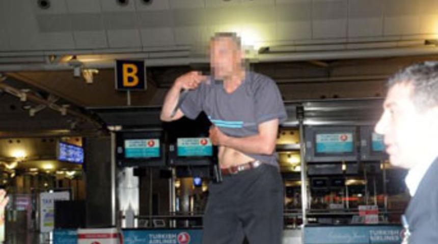 Elindeki bı&ccedil;akla havalimanını karıştırdı