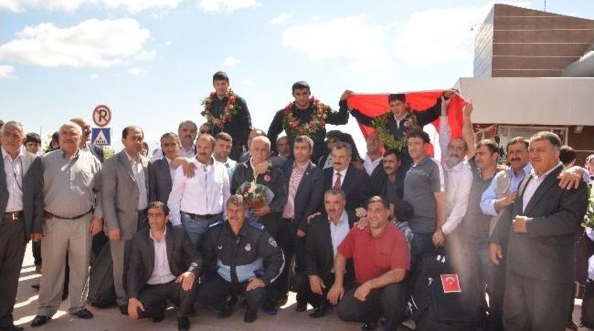 G&uuml;reş&ccedil;ilere Coşkulu Karşılama